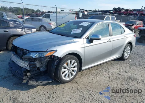 2020 Toyota Camry Le z USA, uszkodzony, nr VIN 4T1C11AK9LU960376